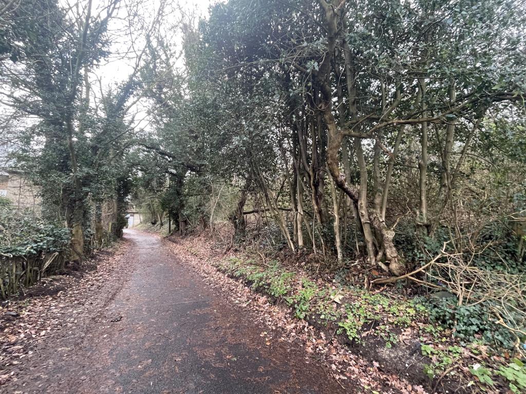 Lot: 25 - PARCEL OF WOODLAND CLOSE TO BLUEWATER SHOPPING CENTRE AND A2 -